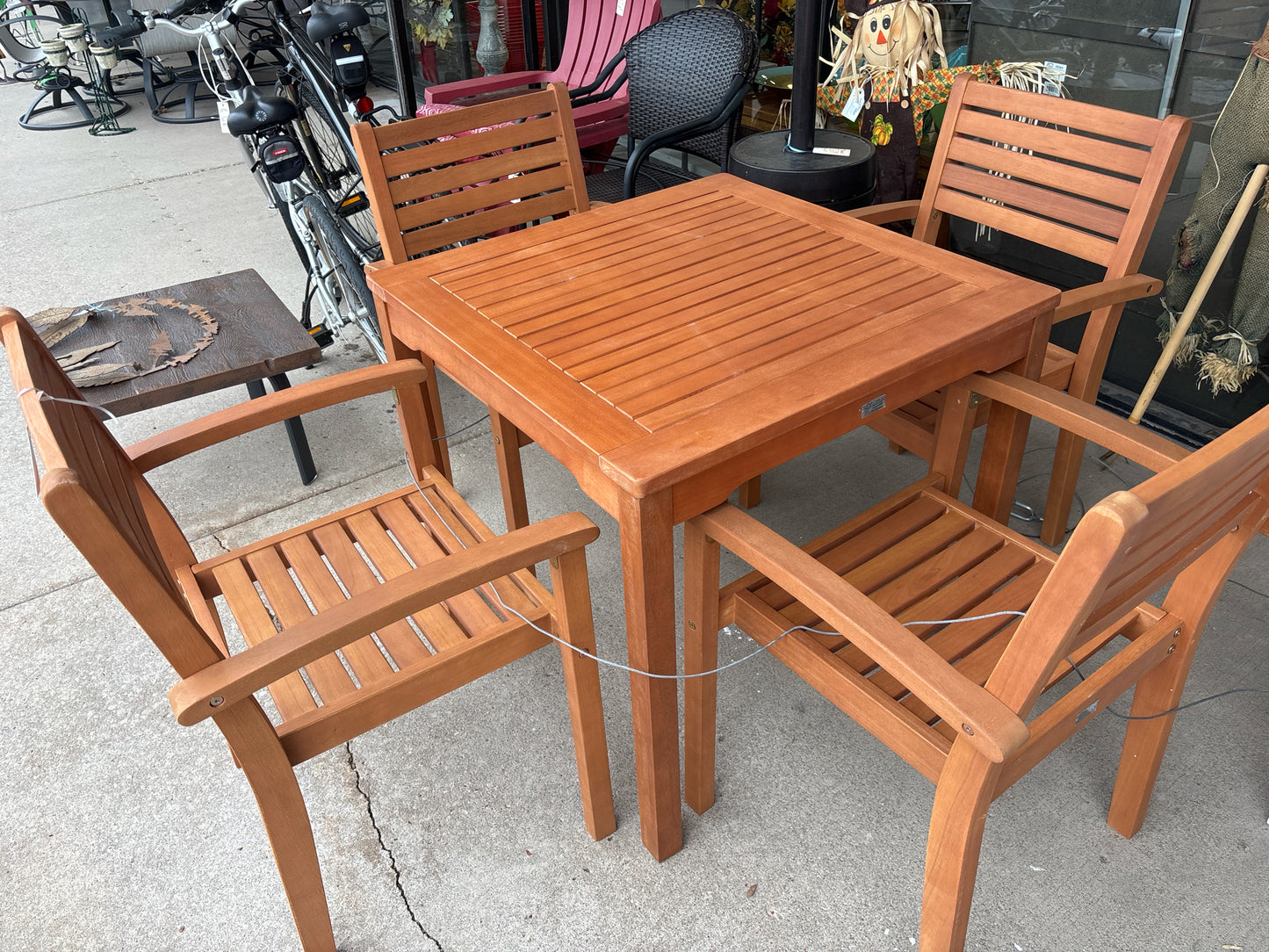 TABLE/CHAIRS