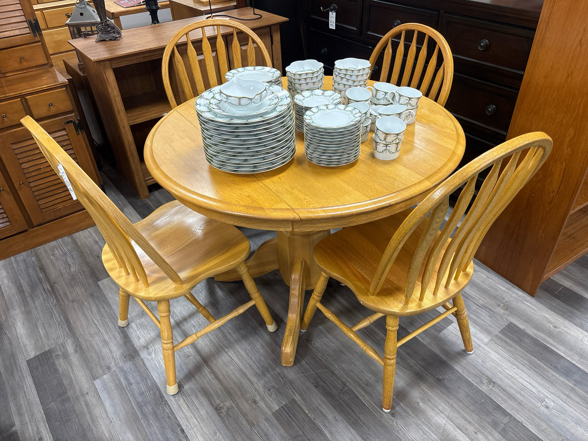 TABLE/CHAIRS