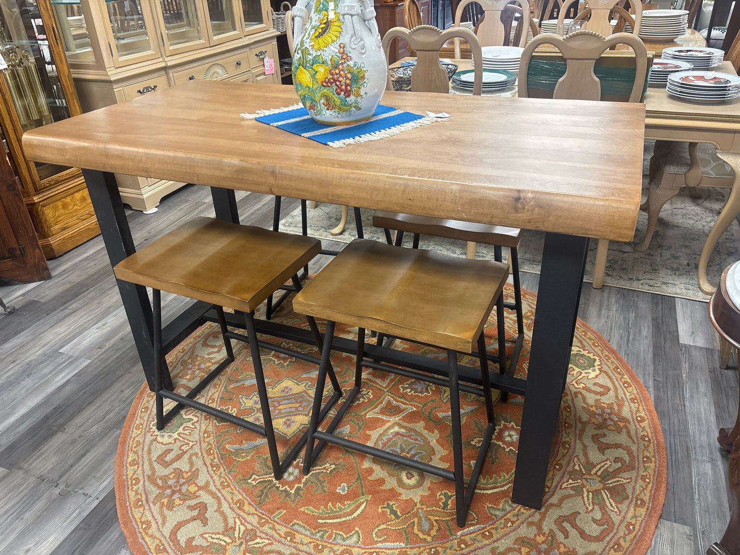 TABLE/CHAIRS