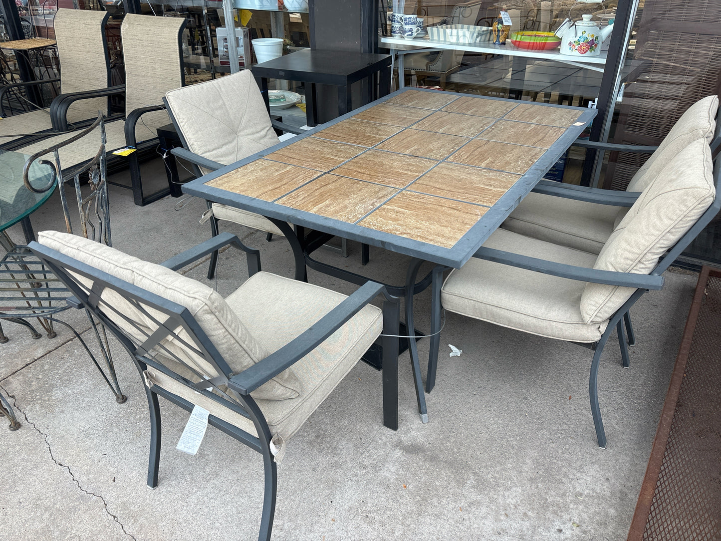 TABLE/CHAIRS
