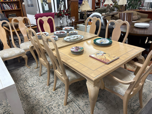 TABLE/CHAIRS