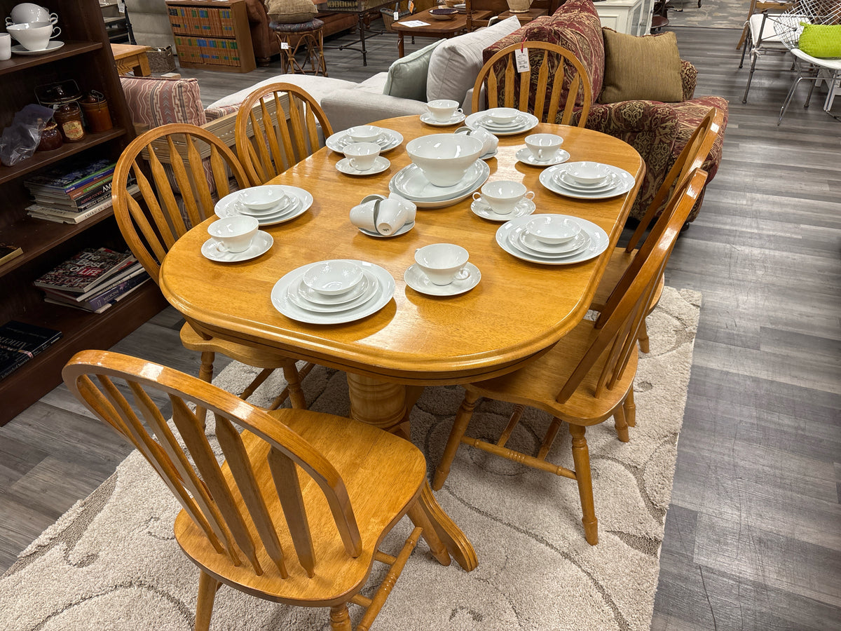 TABLE/CHAIRS