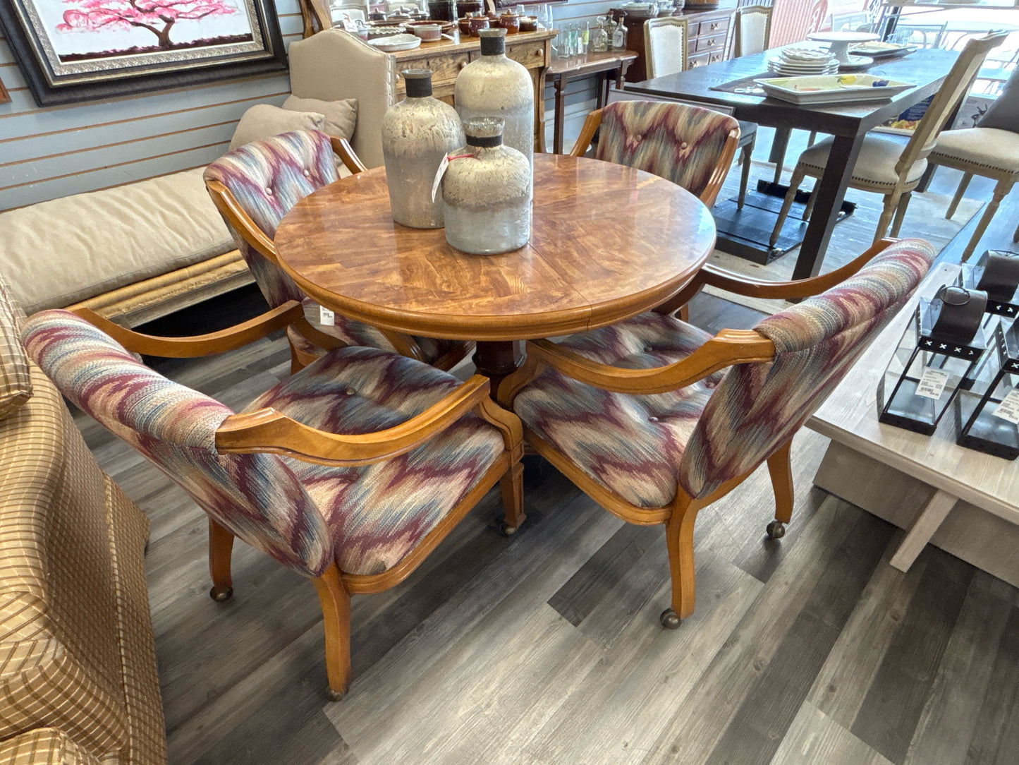 TABLE/CHAIRS