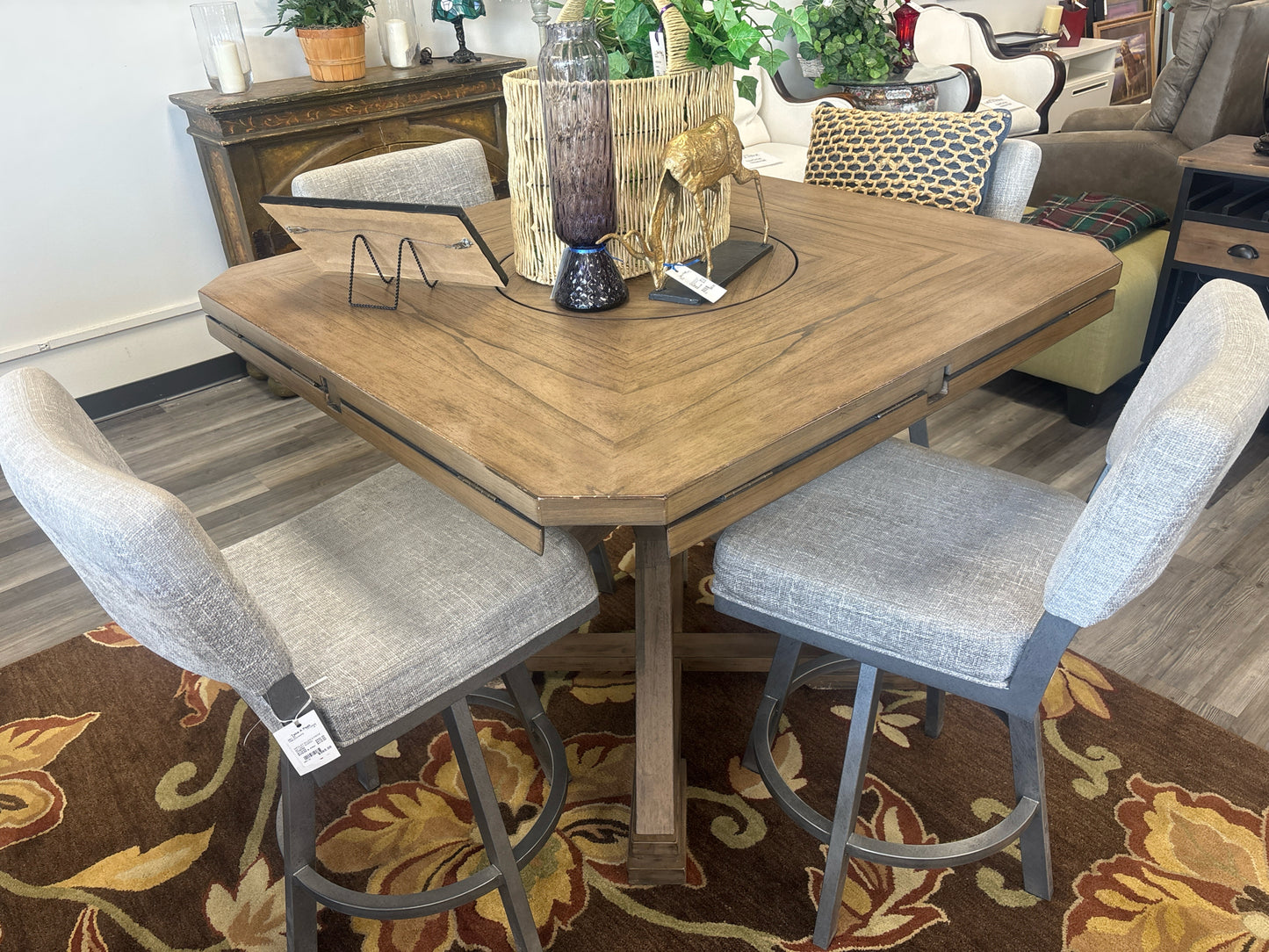 TABLE/CHAIRS