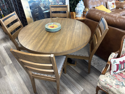 TABLE/CHAIRS