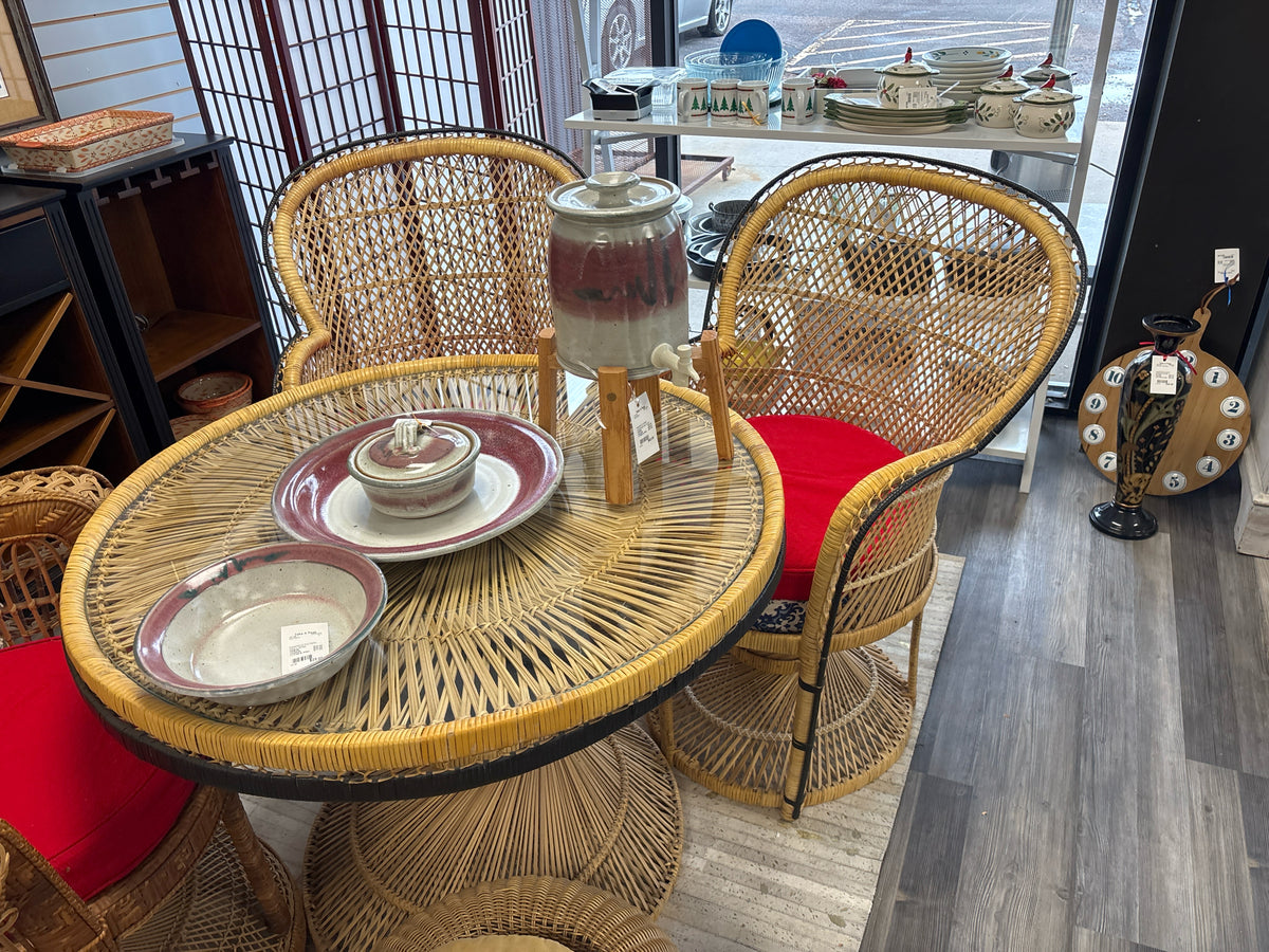 TABLE/CHAIRS