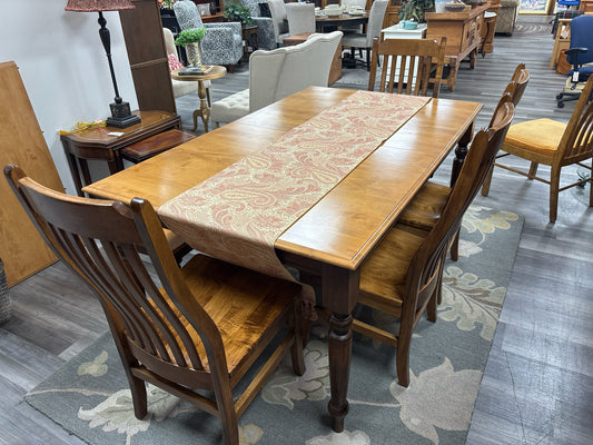 TABLE/CHAIRS