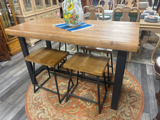 TABLE/CHAIRS