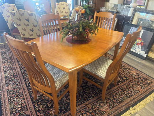 TABLE/CHAIRS