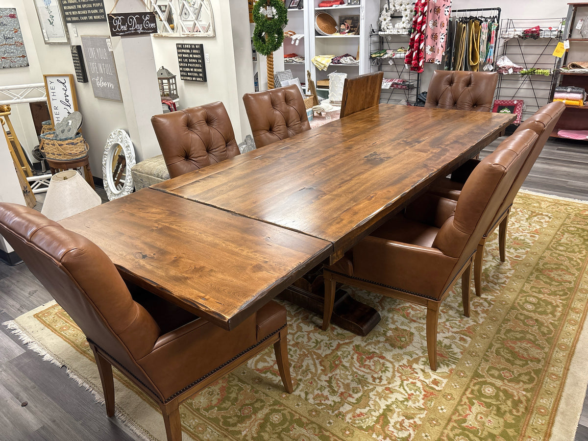 TABLE/CHAIRS