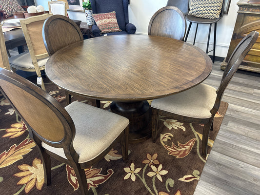 TABLE/CHAIRS