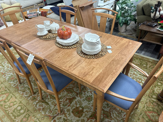 TABLE/CHAIRS