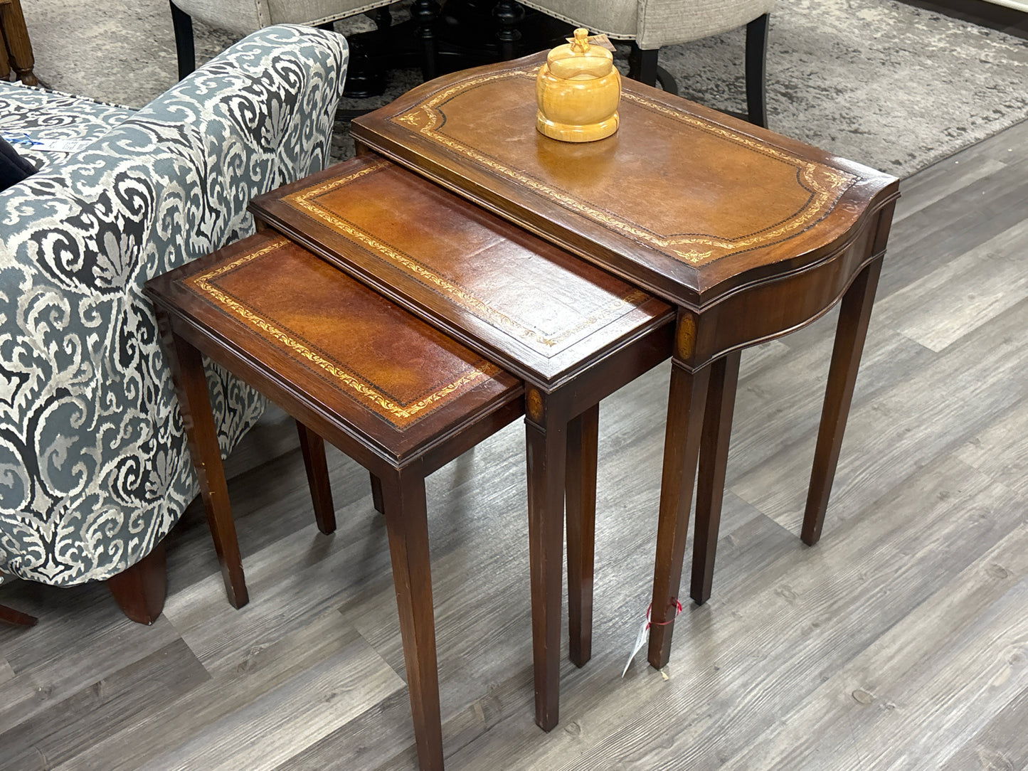 NESTING TABLES