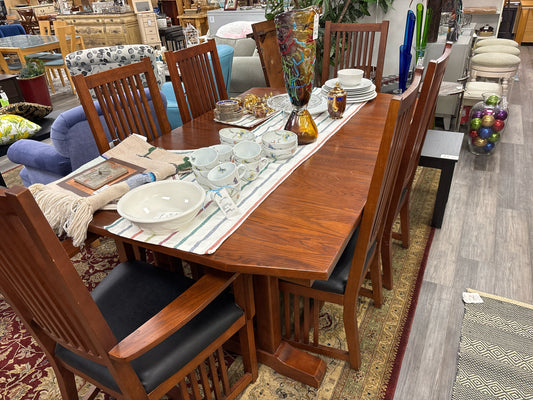 TABLE/CHAIRS